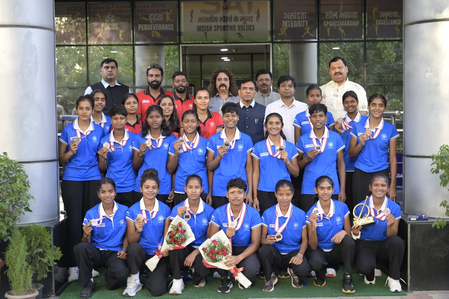 Dr Mandaviya felicitates men’s and women’s teams for their stupendous performance at U-18 Hockey Asia Cup Dr Mandaviya felicitates men’s and women’s teams for their stupendous performance at U-18 Hockey Asia Cup
