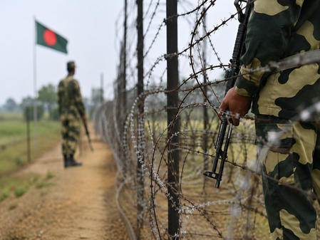 Bangladeshi nationals stranded at border after alleged BGB refusal Bangladeshi nationals stranded at border after alleged BGB refusal