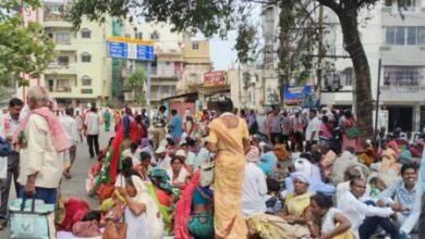 Jharkhand agitators stopped from marching to CM residence in Ranchi, 17 begin hunger strike Jharkhand agitators stopped from marching to CM residence in Ranchi, 17 begin hunger strike