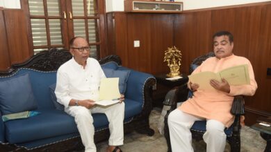 Manipur CM meets Gadkari, seeks early approval for highway projects
