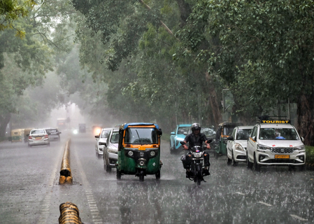 Delhi-NCR wakes up to pleasant weather as IMD issues red alert for thunderstorms, rainfall Delhi-NCR wakes up to pleasant weather as IMD issues red alert for thunderstorms, rainfall