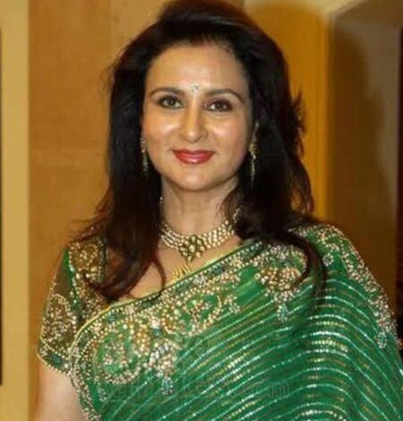 Poonam Dhillon opens up on sacrificing her career for motherhood Poonam Dhillon opens up on sacrificing her career for motherhood