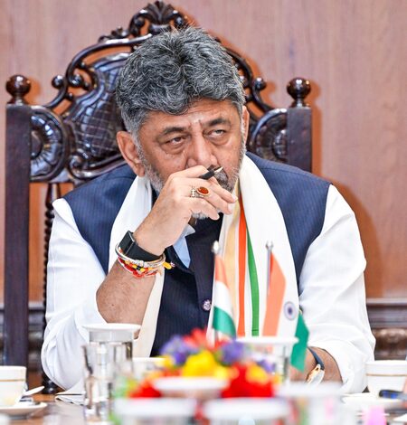 K’taka: Seers urge Shivakumar to provide security to Pranavanandaram Swamiji