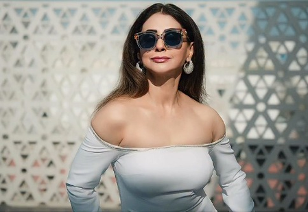 Urmila Matondkar captures ‘caught in between moments’ in new glam-to-chaos post Urmila Matondkar captures ‘caught in between moments’ in new glam-to-chaos post