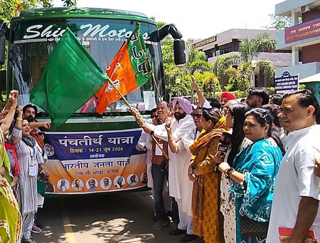 Punjab BJP chief flags off buses carrying devotees on Panch Teerth Yatra Punjab BJP chief flags off buses carrying devotees on Panch Teerth Yatra
