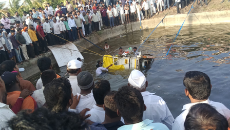 8 killed as van falls into roadside well in Maharashtra’s Solapur 8 killed as van falls into roadside well in Maharashtra’s Solapur