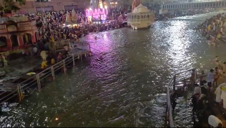 Massive surge of faith in Haridwar on Somvati Amavasya; devotees throng Ganga ghats Massive surge of faith in Haridwar on Somvati Amavasya; devotees throng Ganga ghats