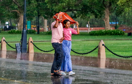 Light rain, thunderstorms likely in Delhi-NCR; air quality remains moderate Light rain, thunderstorms likely in Delhi-NCR; air quality remains moderate