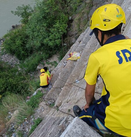 Man falls into deep gorge in Rudraprayag, swiftly rescued by SDRF Man falls into deep gorge in Rudraprayag, swiftly rescued by SDRF