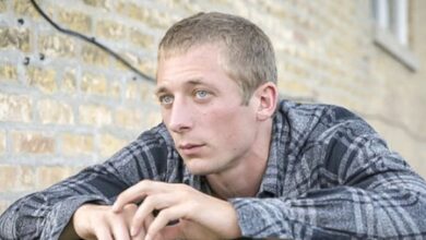 Jeremy Allen White lauds U.K. for prohibiting social media for kids under 16