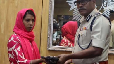 Top Maoist leader Shakuntala Mahato alias Pushpa surrenders before Kolkata Police Top Maoist leader Shakuntala Mahato alias Pushpa surrenders before Kolkata Police
