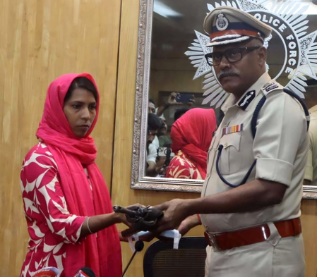 Top Maoist leader Shakuntala Mahato alias Pushpa surrenders before Kolkata Police Top Maoist leader Shakuntala Mahato alias Pushpa surrenders before Kolkata Police