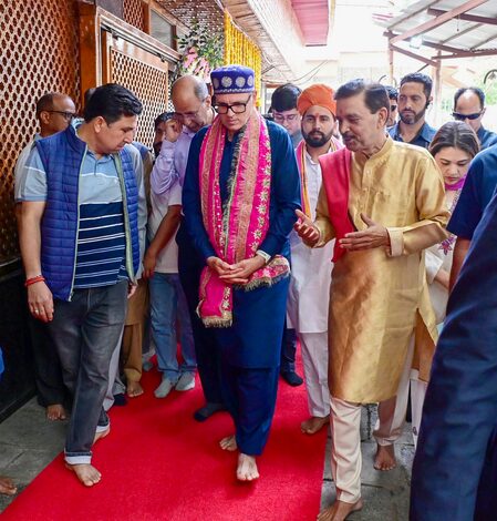 Hundreds of Kashmiri Pandits reach Mata Kheer Bhawani temple as CM Abdullah, LG Sinha extend greetings on festival Hundreds of Kashmiri Pandits reach Mata Kheer Bhawani temple as CM Abdullah, LG Sinha extend greetings on festival