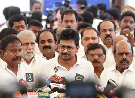 TN: DMK-AIADMK clash disrupts Chennai corporation council meeting TN: DMK-AIADMK clash disrupts Chennai corporation council meeting
