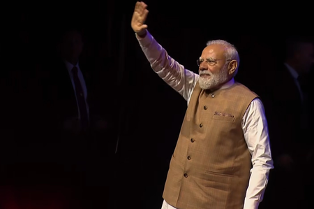 PM Modi receives rousing welcome from Indian community in Paris PM Modi receives rousing welcome from Indian community in Paris