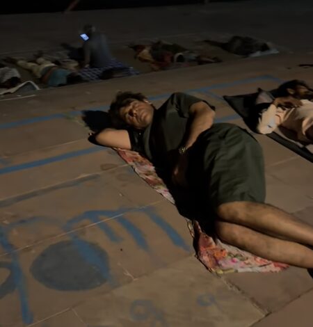 Sunil Grover sleeps on the road near a riverbank amidst many devotees Sunil Grover sleeps on the road near a riverbank amidst many devotees