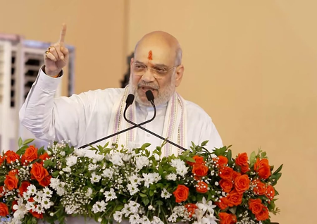 Congress and Uddhav Thackeray rely on infiltrators to survive in politics: HM Amit Shah Congress and Uddhav Thackeray rely on infiltrators to survive in politics: HM Amit Shah