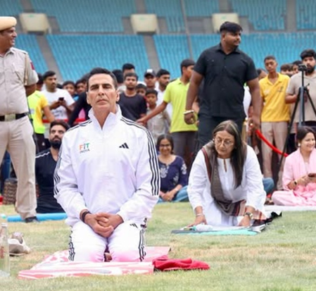 International Day of Yoga: Akshay Kumar performs yoga asanas alongside Union Minister Mansukh Mandaviya International Day of Yoga: Akshay Kumar performs yoga asanas alongside Union Minister Mansukh Mandaviya