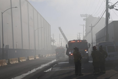 Firefighters continue battling Los Angeles warehouse fire as smoke persists Firefighters continue battling Los Angeles warehouse fire as smoke persists
