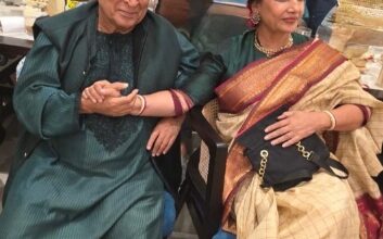 Shabana Azmi, Javed Akhtar sit hand-in-hand as Farhan Akhtar’s ‘Tum ho toh’ plays in background Shabana Azmi, Javed Akhtar sit hand-in-hand as Farhan Akhtar’s ‘Tum ho toh’ plays in background