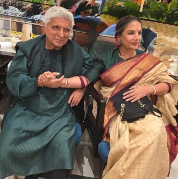 Shabana Azmi, Javed Akhtar sit hand-in-hand as Farhan Akhtar’s ‘Tum ho toh’ plays in background