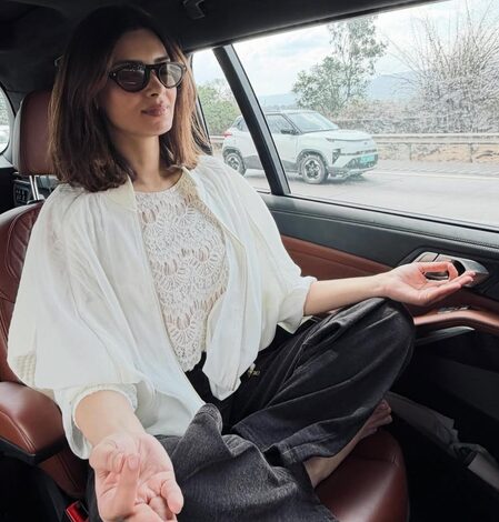 Diana Penty does yoga in car while ‘en route’ Diana Penty does yoga in car while ‘en route’