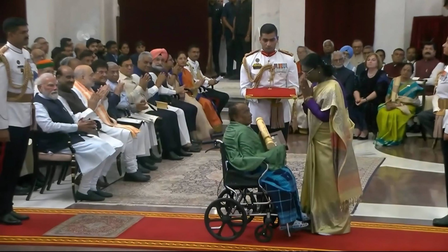 Shibu Soren conferred Padma Bhushan posthumously, wife receives honour from Prez Murmu Shibu Soren conferred Padma Bhushan posthumously, wife receives honour from Prez Murmu
