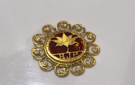 Thewa art goes global: Mandsaur artisan Rakesh Soni crafts special brooch for PM Modi Thewa art goes global: Mandsaur artisan Rakesh Soni crafts special brooch for PM Modi