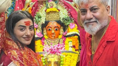 Akshara Singh seeks blessings at Siddhivinayak, Mumba Devi temples