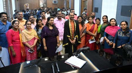 After Kerala HC rap, 19 BJP councillors of Thiruvananthapuram Corporation sworn in again (Ld) After Kerala HC rap, 19 BJP councillors of Thiruvananthapuram Corporation sworn in again (Ld)