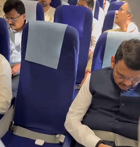 Maha: Fadnavis, Uddhav Thackeray share same flight to Nagpur amid political drama