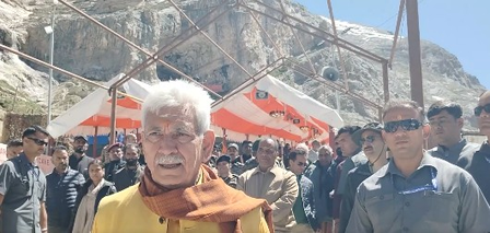 J&K L-G prays for peace, prosperity, well-being of all during Amarnath Yatra Pratham Puja (Ld)