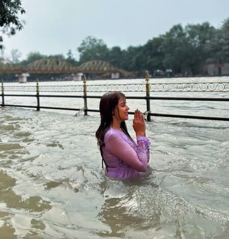 Genelia D’Souza takes a dip in the Ganga, says she ‘remembered Navra’ Riteish Deshmukh on ‘Vat Purnima’