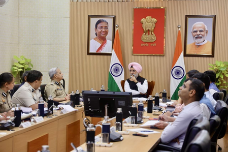 Delhi L-G Sandhu discusses traffic management with top cops