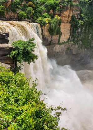 Rivers swell, heavy inflows in dams, flood threats loom as monsoon intensifies across Karnataka Rivers swell, heavy inflows in dams, flood threats loom as monsoon intensifies across Karnataka