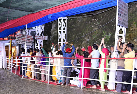 Shri Mata Vaishno Devi Yatra suspended amid adverse weather Shri Mata Vaishno Devi Yatra suspended amid adverse weather