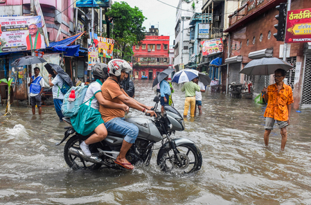 Met office predicts heavy to very heavy rain in south Bengal including Kolkata till Saturday Met office predicts heavy to very heavy rain in south Bengal including Kolkata till Saturday