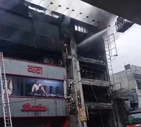 Massive fire engulfs electronics showroom in Delhi’s Uttam Nagar, no casualties reported Massive fire engulfs electronics showroom in Delhi’s Uttam Nagar, no casualties reported