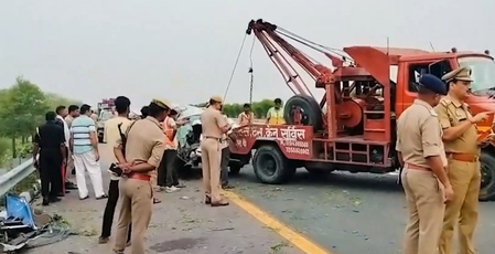 Five killed in bus-car collision on Agra-Lucknow Expressway in UP’s Unnao
