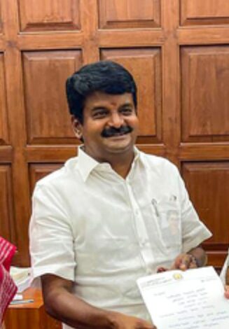 Two former AIADMK Ministers set to join TVK today with 15,000 supporters Two former AIADMK Ministers set to join TVK today with 15,000 supporters