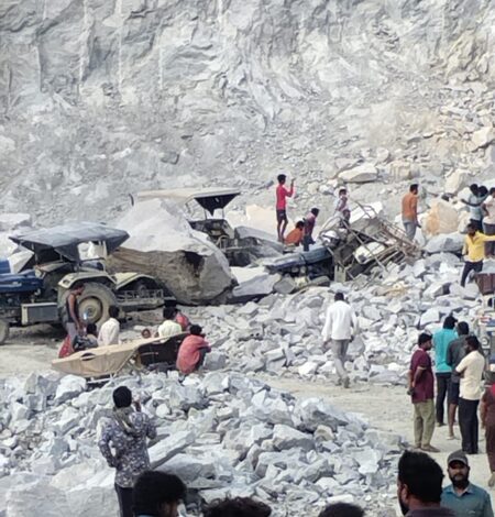 B’luru quarry tragedy: Boulder was pushed from above by excavator, say K’taka Police B’luru quarry tragedy: Boulder was pushed from above by excavator, say K’taka Police