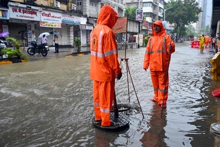 Heavy rain ravages Maharashtra: 13 dead, 10 injured, ‘Red Alert’ issued for hill stations Heavy rain ravages Maharashtra: 13 dead, 10 injured, ‘Red Alert’ issued for hill stations