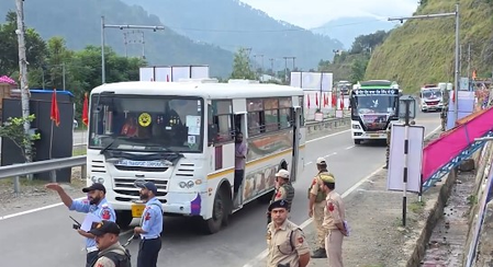 2nd batch of Amarnath Yatra pilgrims leaves Jammu amid tight security; devotees praise arrangements 2nd batch of Amarnath Yatra pilgrims leaves Jammu amid tight security; devotees praise arrangements