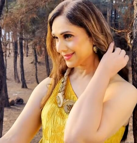 Meenakshi Seshadri revisits her iconic ‘Shahenshah’ moment with Amitabh Bachchan