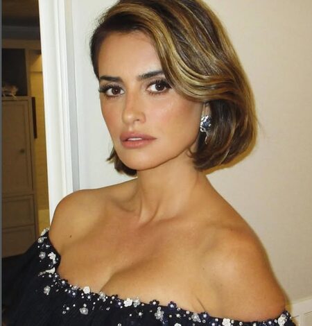 Penelope Cruz recollects her scary airplane encounter with Salma Hayek on Halloween Penelope Cruz recollects her scary airplane encounter with Salma Hayek on Halloween