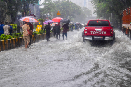Heavy rain forces early office closure in Mumbai, private sector advised work from home