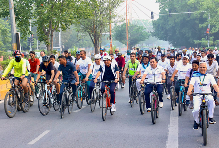 Over 15,000 locations join 82nd ‘Fit India Sundays on Cycle’; Mansukh Mandaviya leads Delhi ride Over 15,000 locations join 82nd ‘Fit India Sundays on Cycle’; Mansukh Mandaviya leads Delhi ride