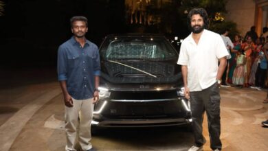 Sivakarthikeyan gifts brand new car to ‘Thaai Kizhavi’ director Sivakumar Murugesan to celebrate film’s 100-day run Sivakarthikeyan gifts brand new car to ‘Thaai Kizhavi’ director Sivakumar Murugesan to celebrate film’s 100-day run