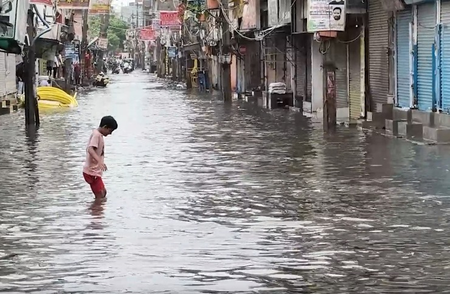 Overnight downpour causes widespread waterlogging, traffic disruptions across Delhi-NCR Overnight downpour causes widespread waterlogging, traffic disruptions across Delhi-NCR