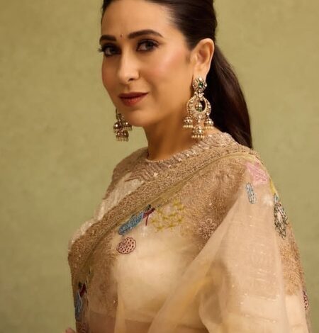 Karisma Kapoor says she loved Neelam Kothari’s dance, recalls audience throwing coins during ‘Paap Ki Duniya’ Karisma Kapoor says she loved Neelam Kothari’s dance, recalls audience throwing coins during ‘Paap Ki Duniya’